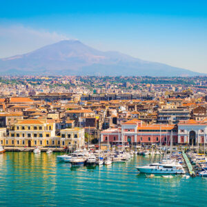 La città di Catania vista dal porto con l'Etna sullo sfondo