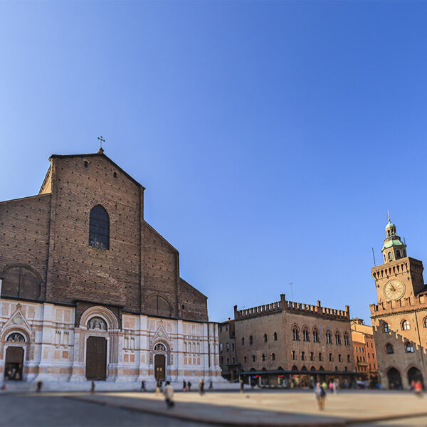 Vista della piazza e della Basilica di San Petronio a Bologna