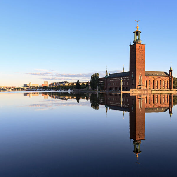 Il municipio di Stoccolma riflesso sull'acqua